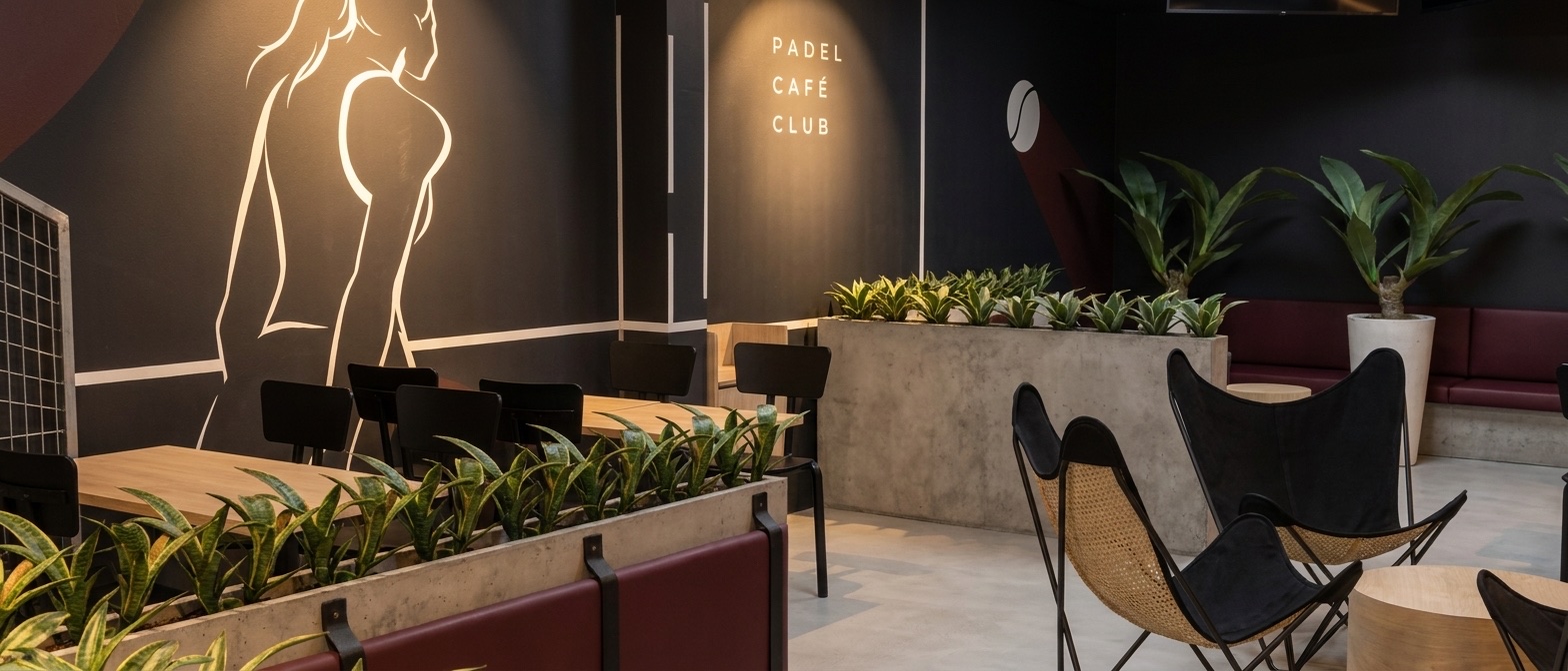Lounge de Padel Café Club con mural lineal, butacas BKF y jardineras de hormigón