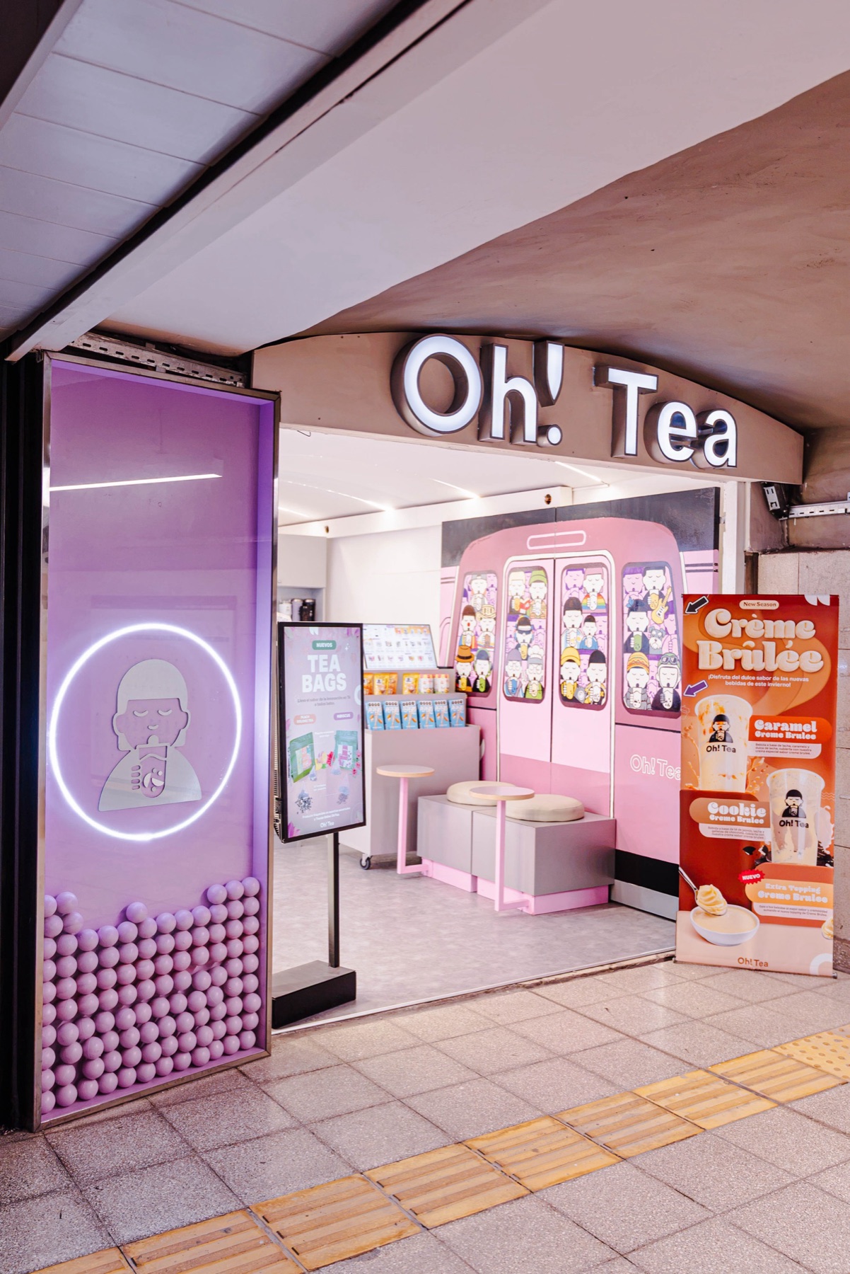 Fachada del local de Oh! Tea con cartel luminoso