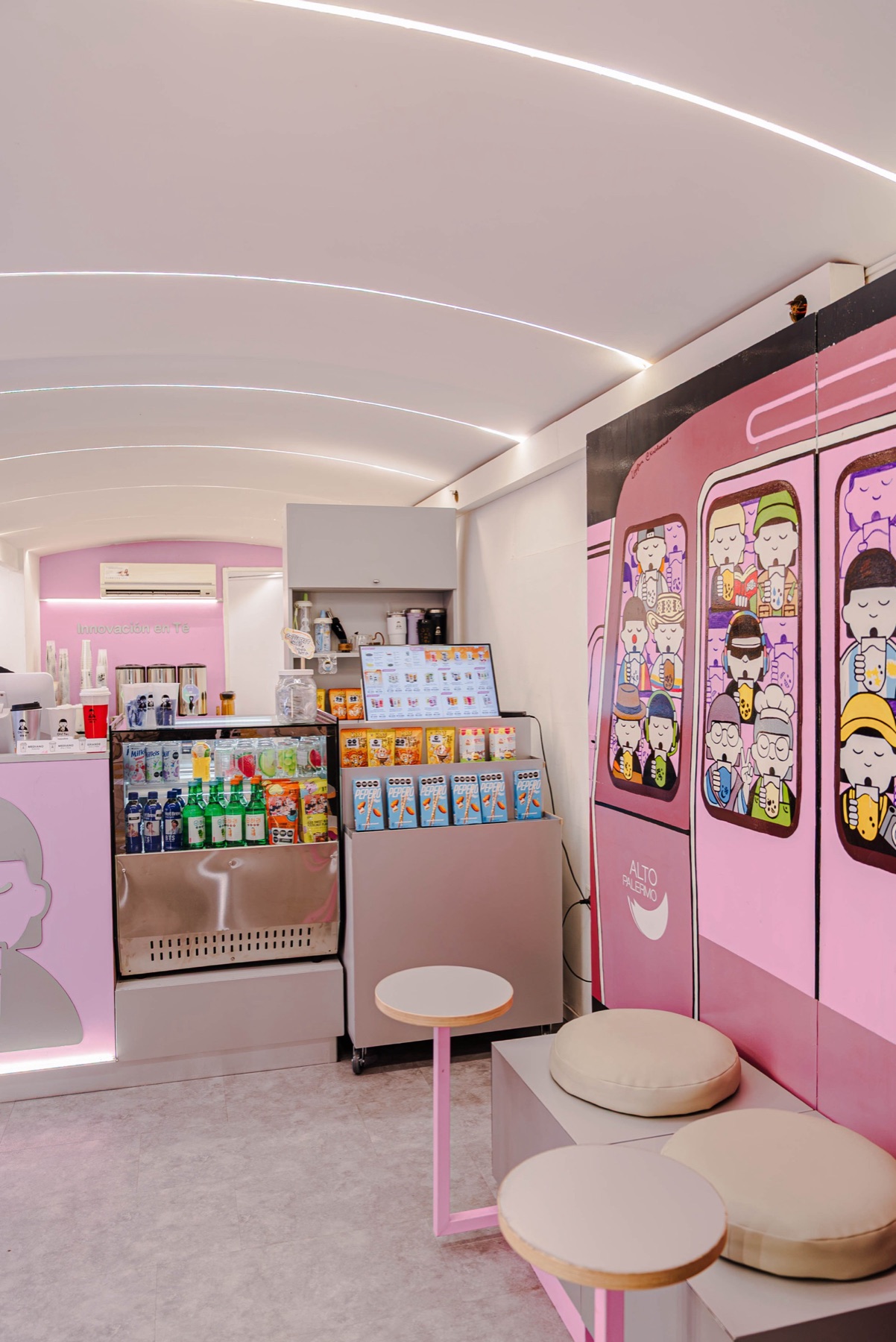 Interior de Oh! Tea con techo abovedado y mural de tren