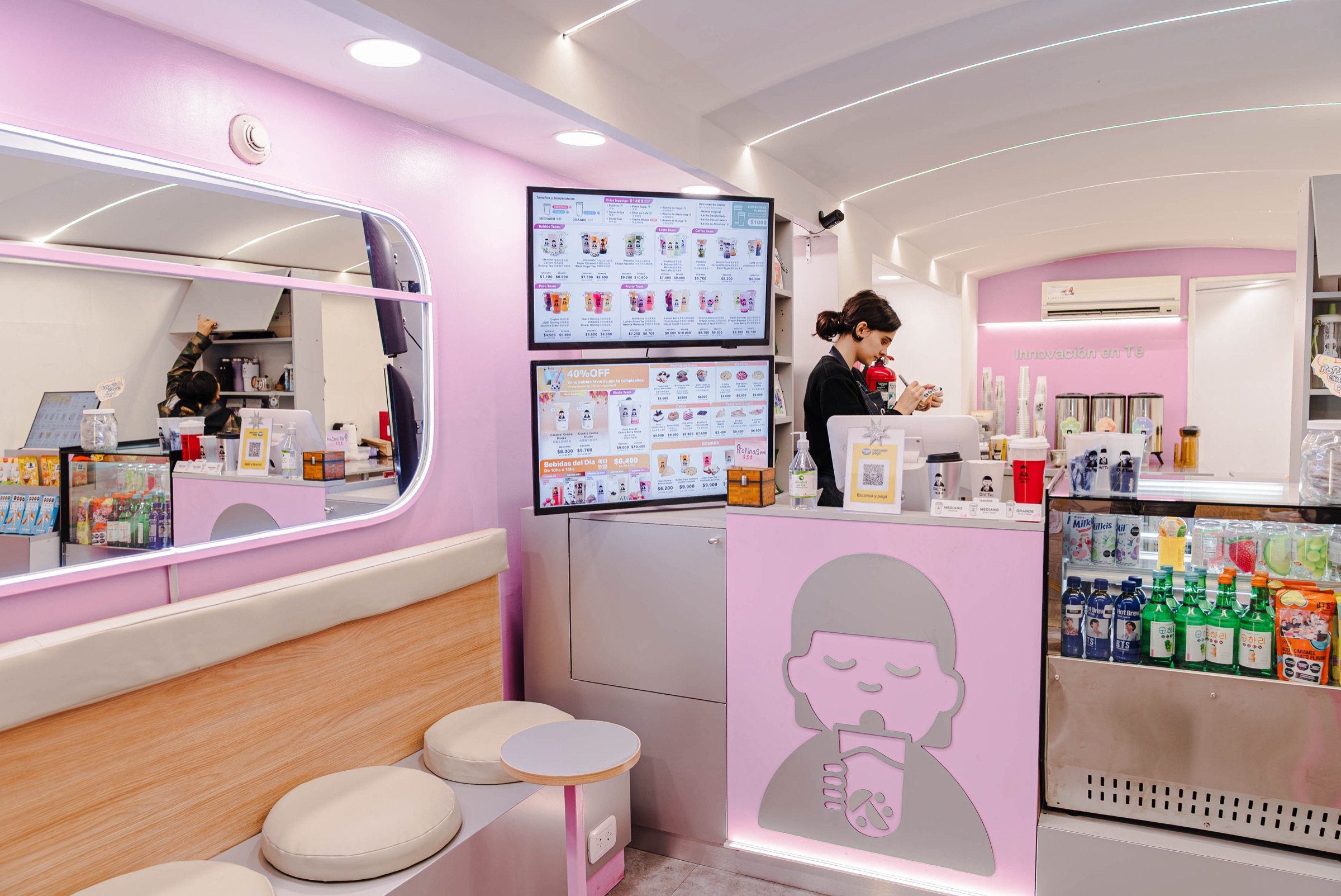 Mostrador de Oh! Tea con espejo, pantallas y banco tapizado