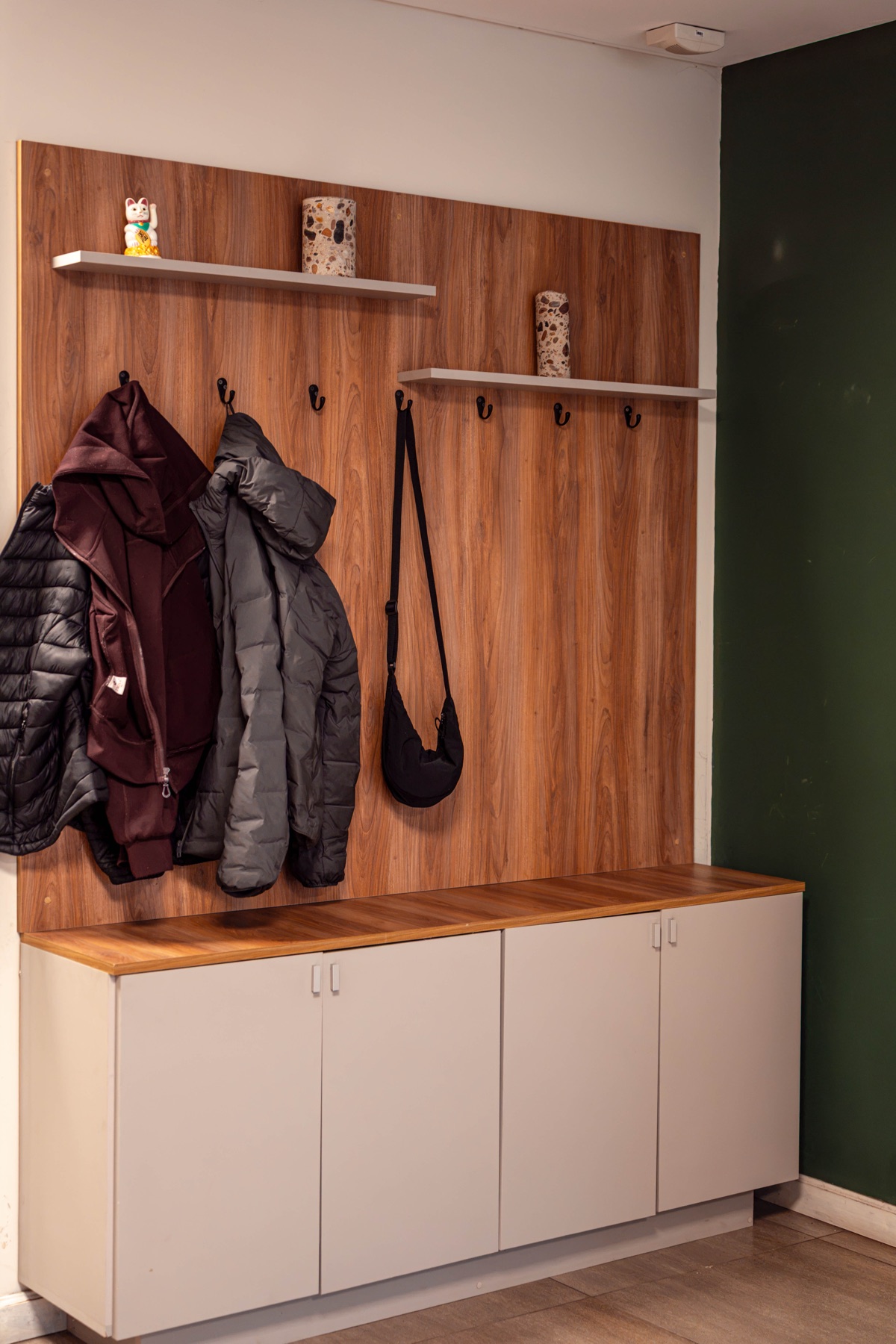 Perchero de pared en madera con estantes y mueble bajo gris claro