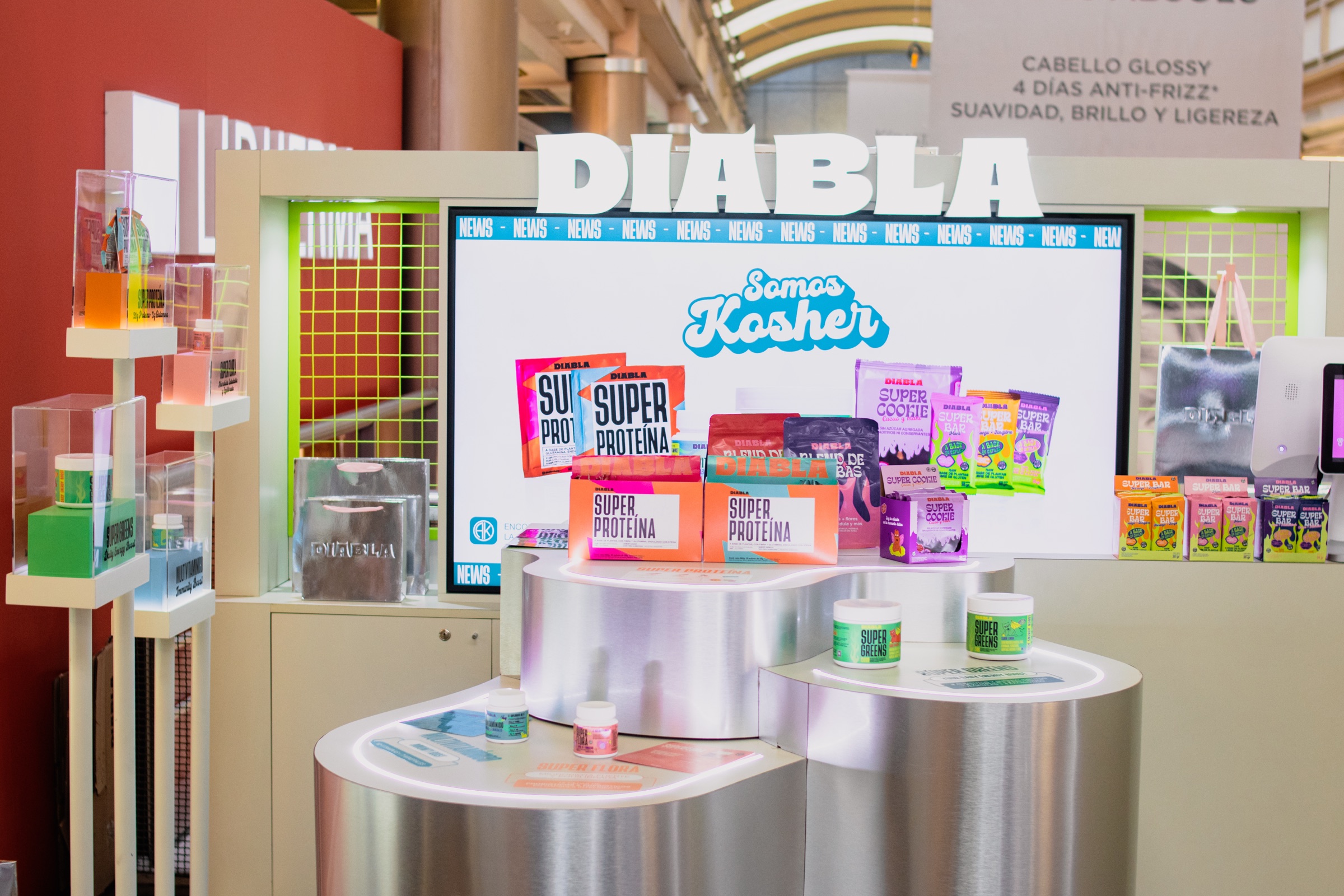 Stand de Diabla con exhibidores de acero, pantalla y cubos de acrílico